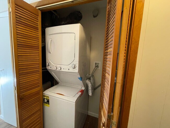 Foto del edificio - Freshly Renovated 1 bedroom convenient to 40, lovely wooded setting