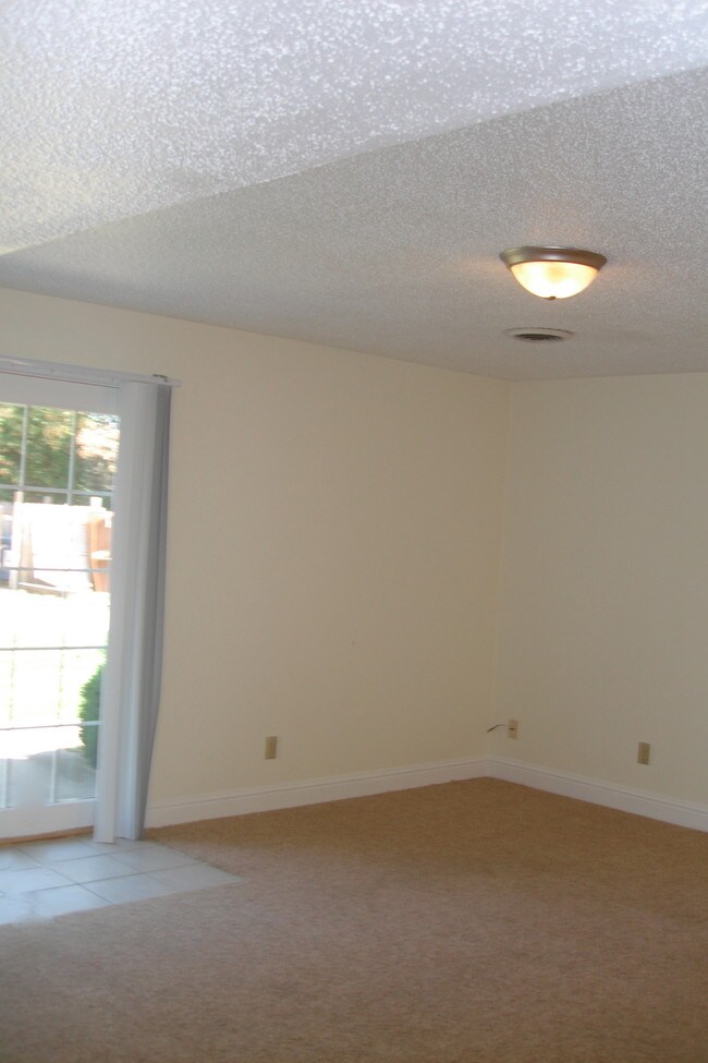 Building Photo - 618 E Campus Dr
