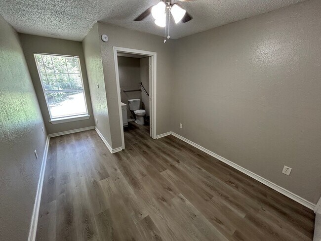 Foto del edificio - 715 Eastham Ln
