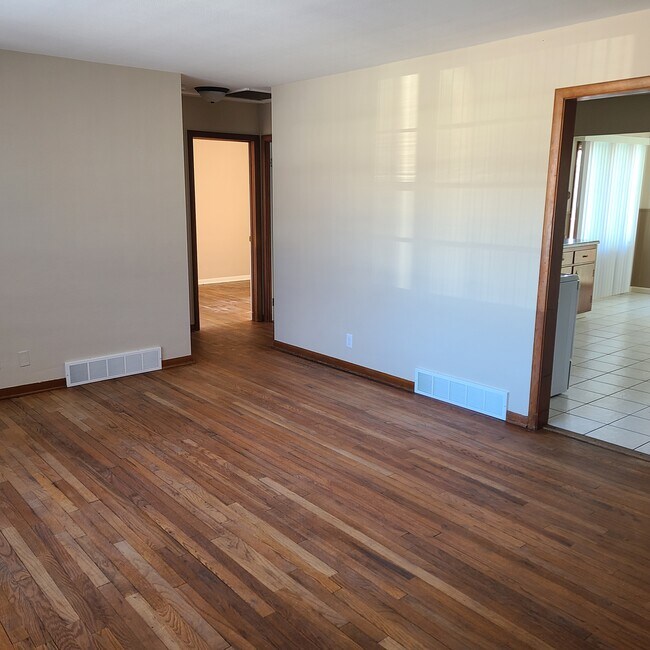 Building Photo - 907 E Hosmer St