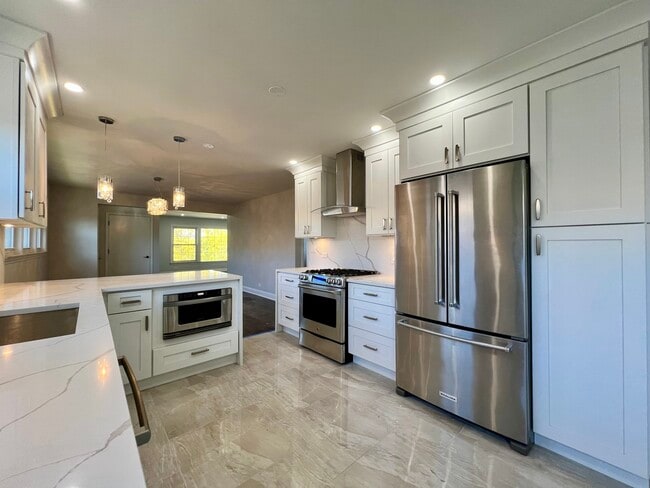 Building Photo - 3335 W Pratt Ave