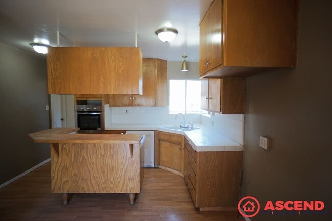 Building Photo - Cute Home Close to Downtown Bakersfield!