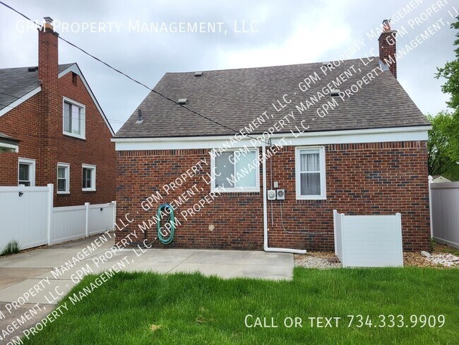 Foto del edificio - 15830 Englewood Ave