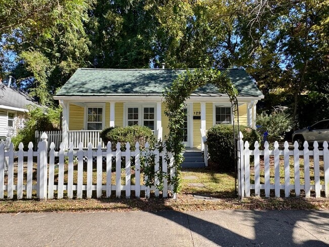 Building Photo - Short Term available! Adorable renovated cottage! Walk or bike to campus, anywhere downtown.