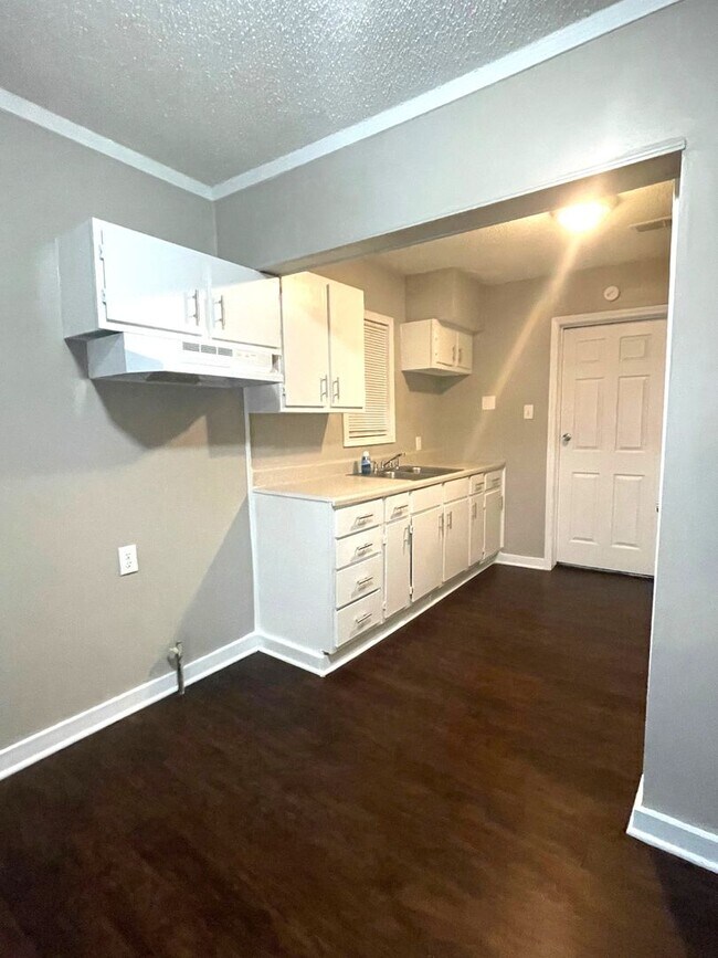 Building Photo - Newly Renovated Home in East Memphis