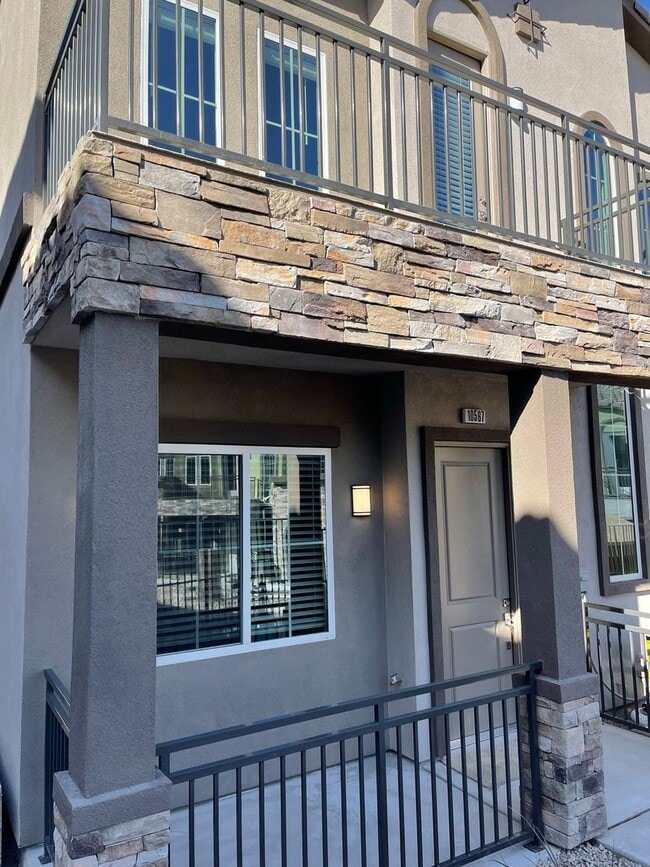 Foto del edificio - Beautiful Townhome in Providence Gated Com...