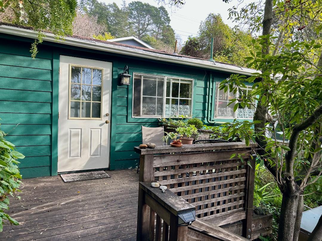 Front entrance of cottage with deck. - 1515 Valley Rd