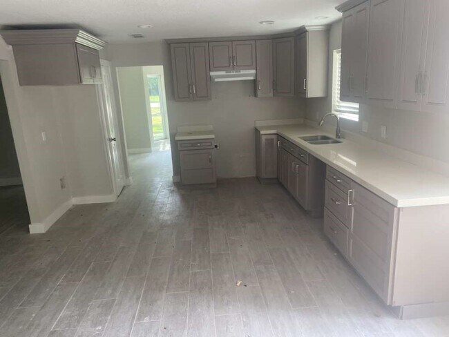 Foto del edificio - 529 Brandon Rd