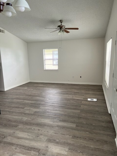 Building Photo - 5939 SE Wilsie Dr