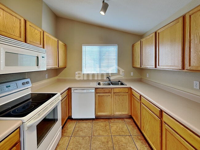Building Photo - 2933 S Foster Dr