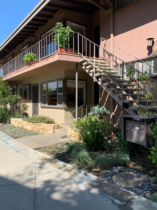 Unit B - 1870 Verdugo Loma Dr