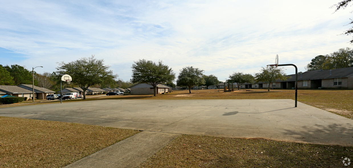 Foto del edificio - Triple Oaks Apartments