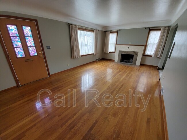 Building Photo - 714 E 31st Ave