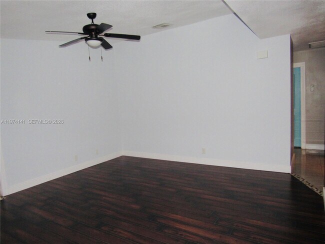 Foto del edificio - 233 Meadows Dr