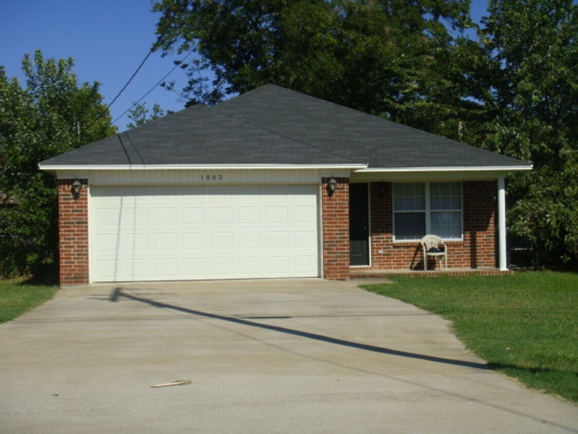 Primary Photo - 1002 N Greenwich Ave