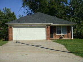 Building Photo - 1002 N Greenwich Ave