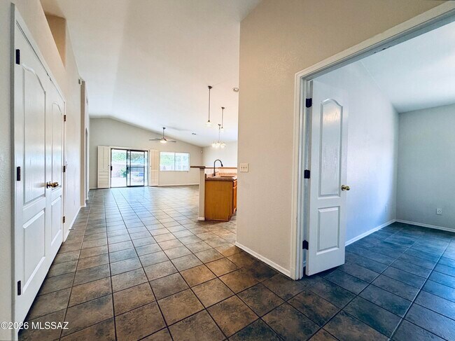Foto del edificio - 2875 W Simplicity Dr