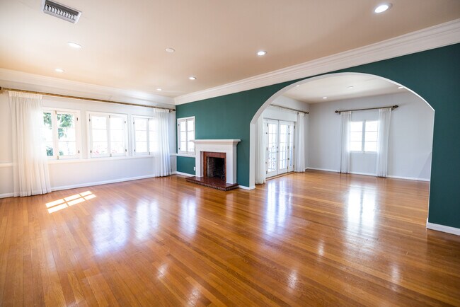 Building Photo - 156 N Arnaz Dr