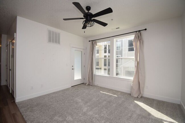 Foto del edificio - 1807 W Eaglewood Dr