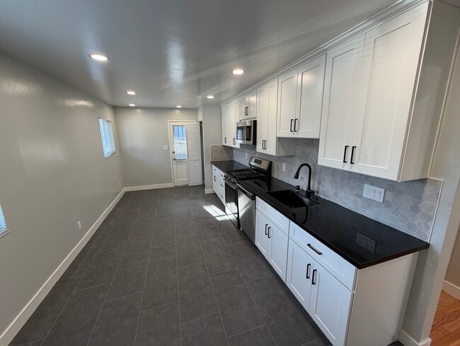 Building Photo - 969 Elgin St