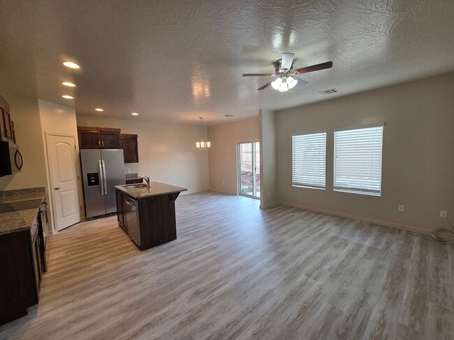 Foto del edificio - Large 4 Br - like new under $2k!