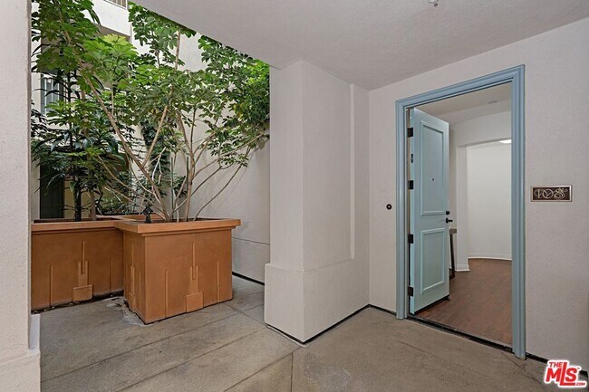 Foto del edificio - 5625 Crescent Prk W