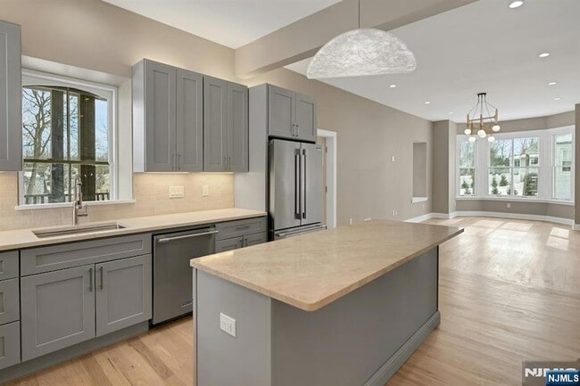 Building Photo - 49 Park Ave