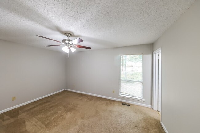 Foto del edificio - Gorgeous 4 Bedroom with Spacious Backyard