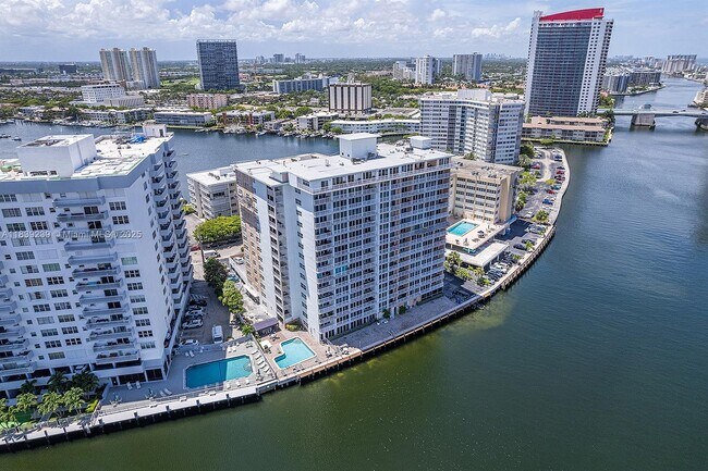Foto del edificio - 121 Golden Isles Dr