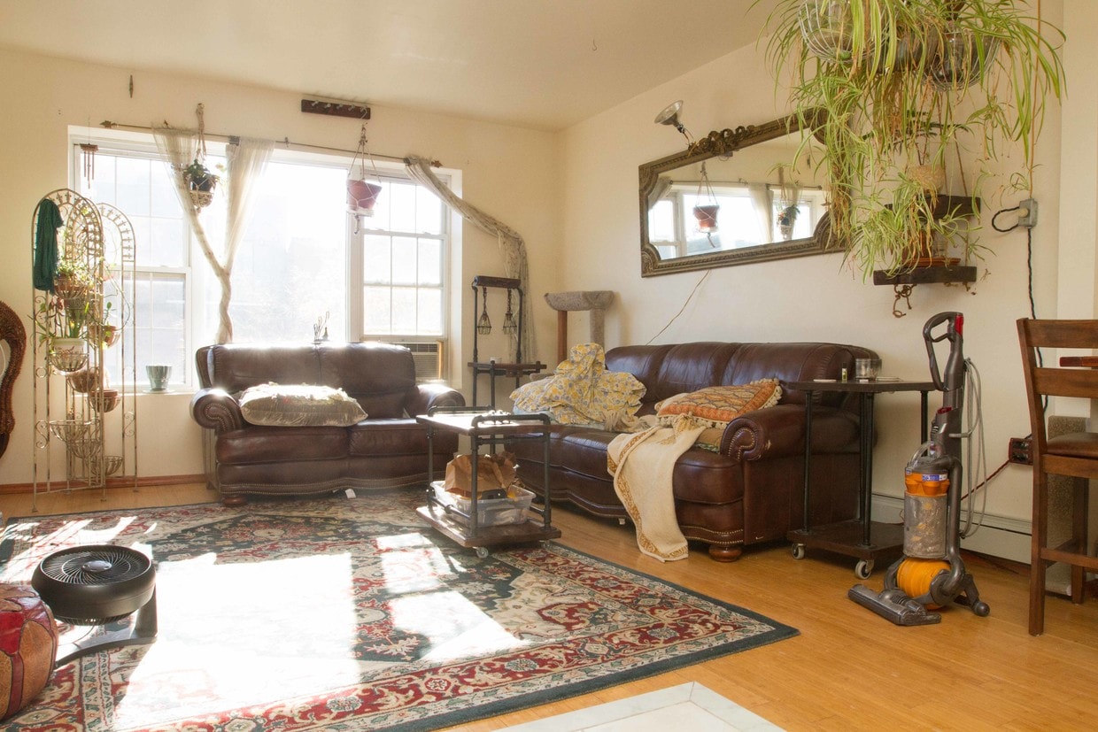 Primary Photo - 221 Montrose Ave