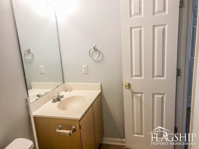 Building Photo - 2 Bedroom 2 Bathroom Duplex