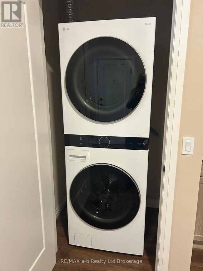 Building Photo - 136 Thames St S