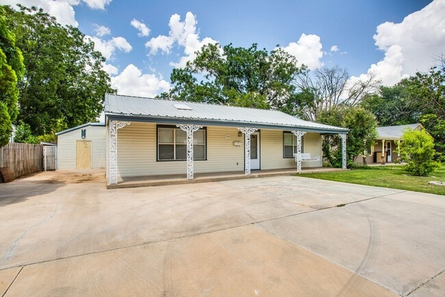 Building Photo - Pre-leasing for July!