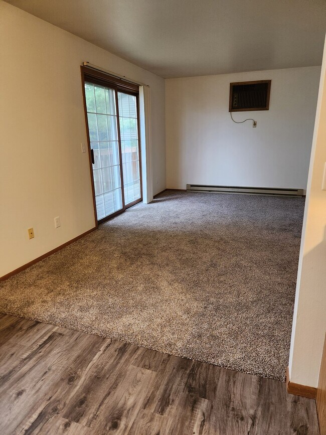 Building Photo - 647 Brooks Pl