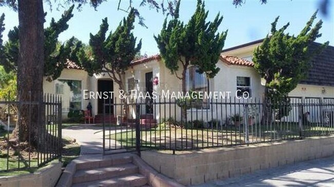 Foto del edificio - Wonderful Front Unit with a 1 Car Garage!