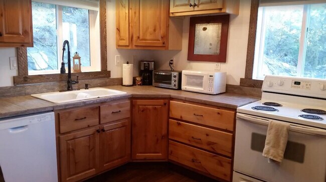 Foto del edificio - 611 Cedar Highlands Dr