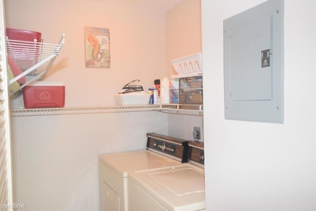 Building Photo - 2 br, 2 bath Condo - 2915 NW 12th St Apt B