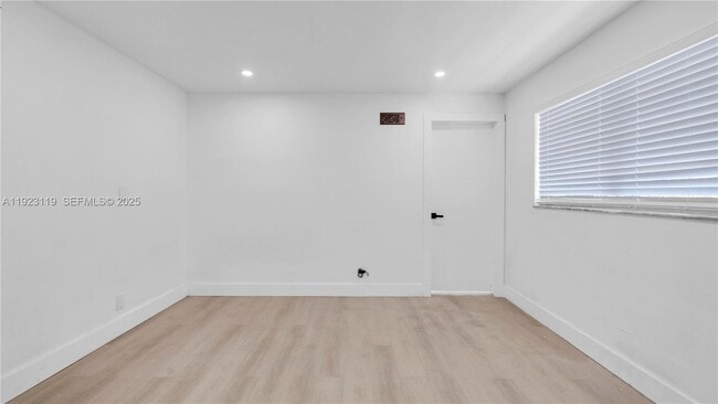 Foto del edificio - 32 SW 9th St