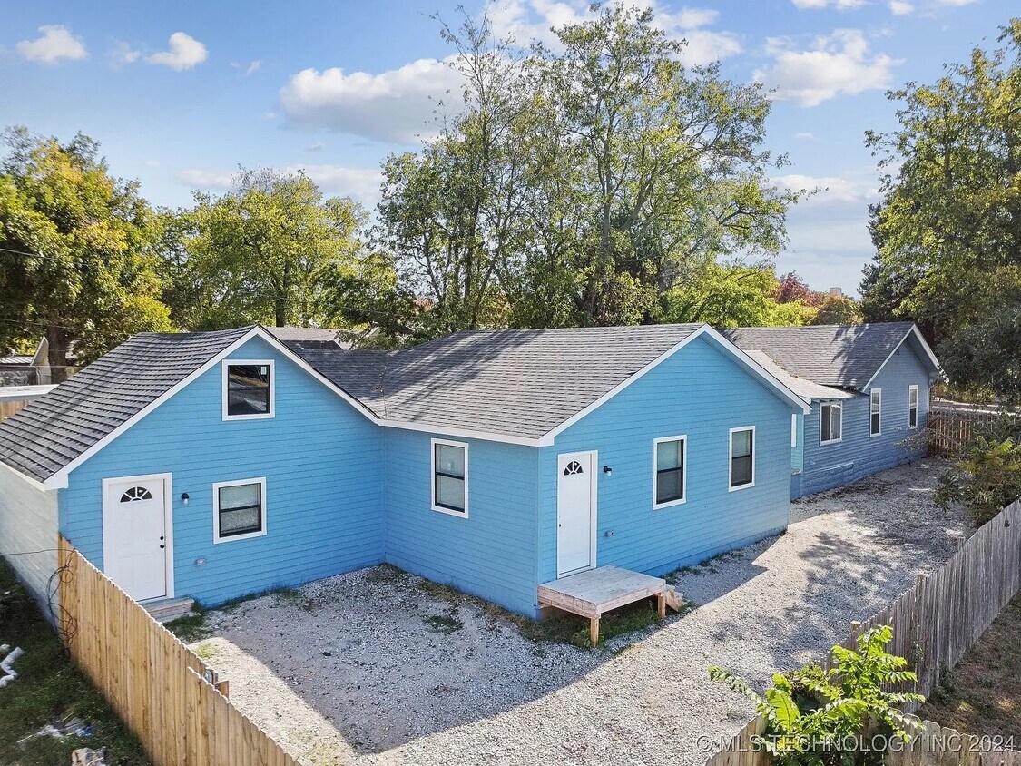 Foto principal - 2807 E 3rd St