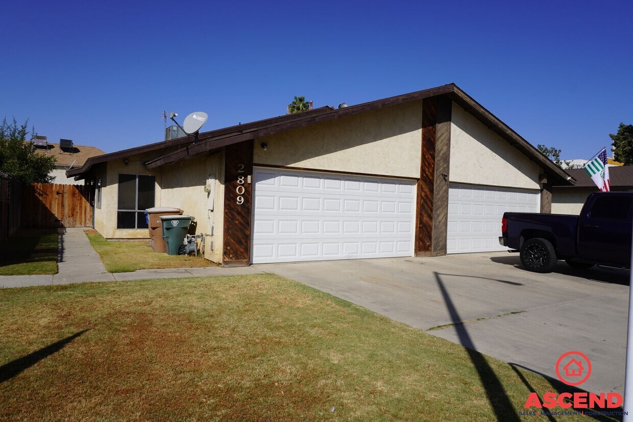 Primary Photo - Duplex in Southwest Bakersfield!