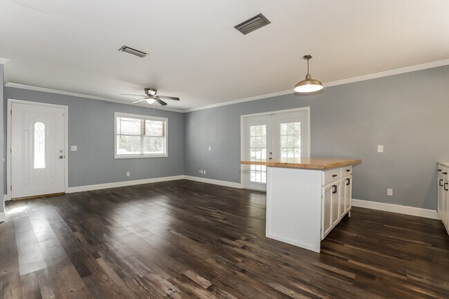 Building Photo - 1209 NE 6th Ct