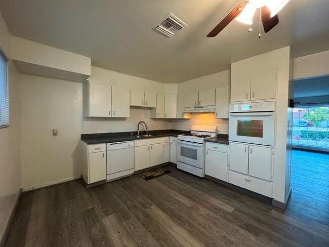 Building Photo - MOVE-IN READY 4+2 w/upgrades + tons of parking!