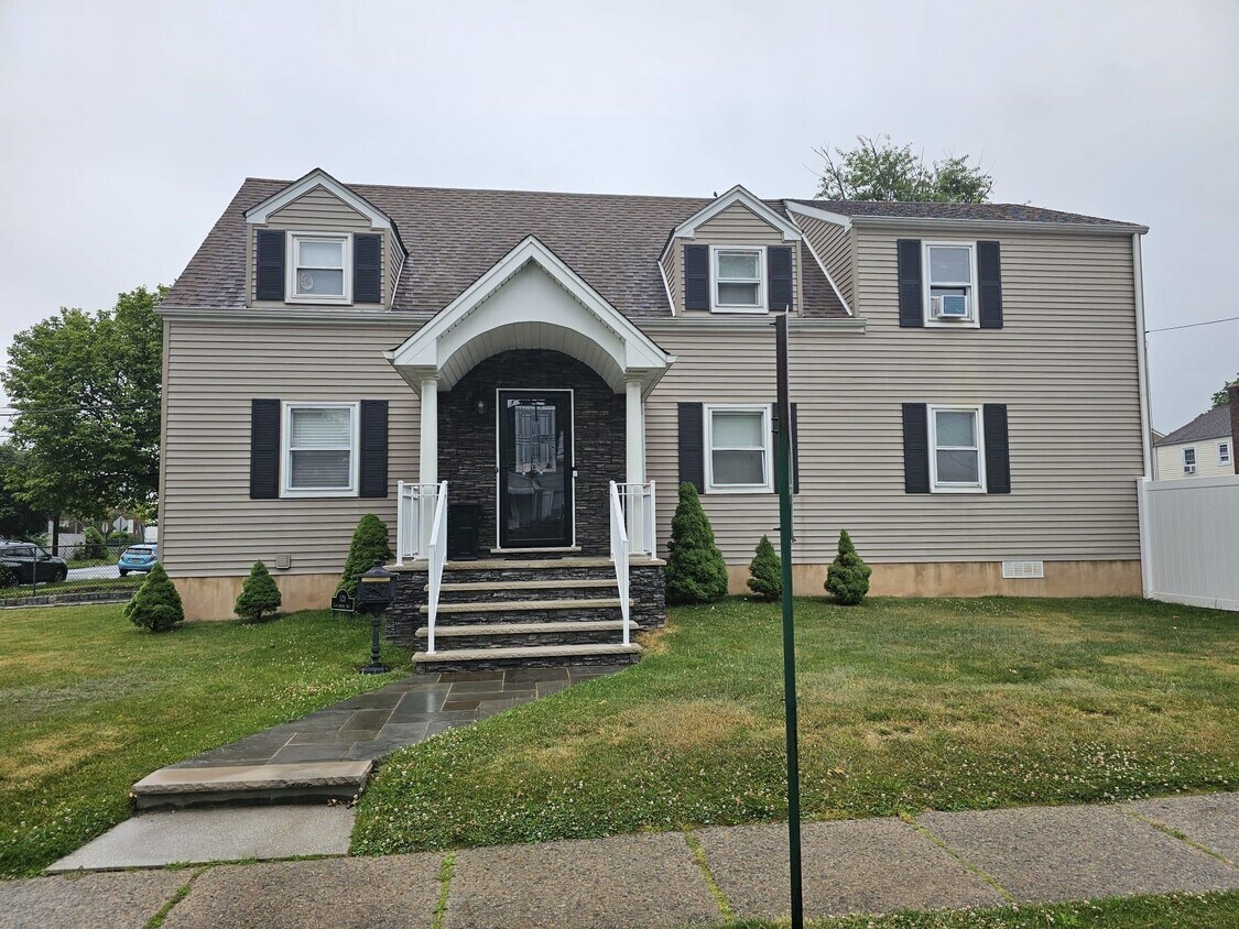 Foto principal - 121 Canterbury Ave