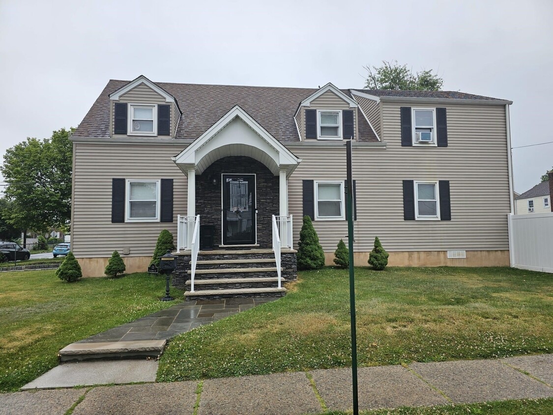 Primary Photo - 121 Canterbury Ave
