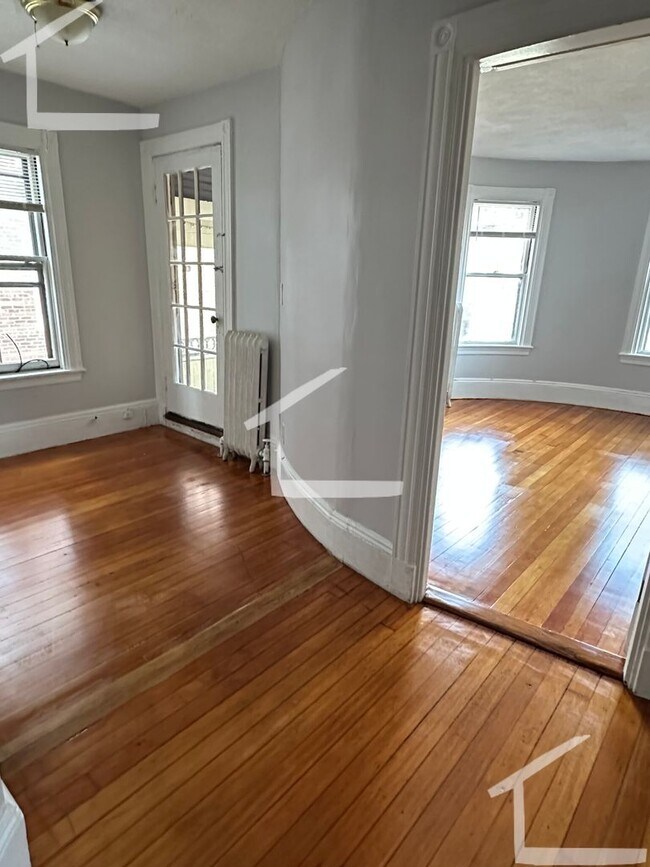Building Photo - Newly renovated 3 bedroom