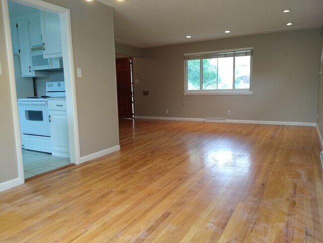 Building Photo - Stunning 4 bedroom 2 bath Virginia Village...