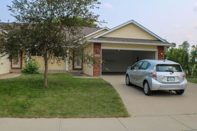 Building Photo - $1475 | 3 Bedroom, 2 Bathroom DUPLEX | NO ...