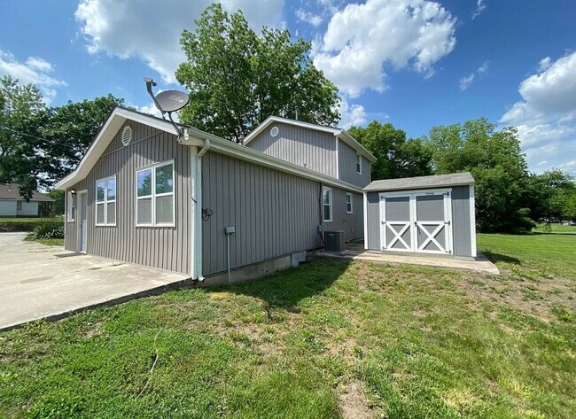 Building Photo - Cozy 4 Bedroom Single-Family