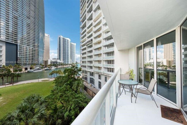 Foto del edificio - 475 Brickell Ave