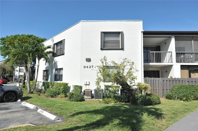 Building Photo - 9427 Fontainebleau Blvd